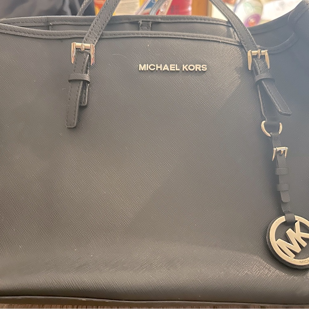 Michael kors bag used twice. Comes with bag.